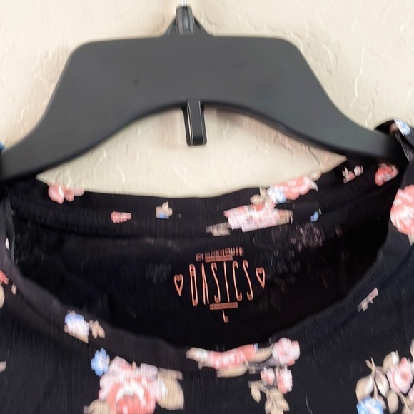 Clubhouse Basic Floral‎ Black Knit Tee - Picture 4 of 5